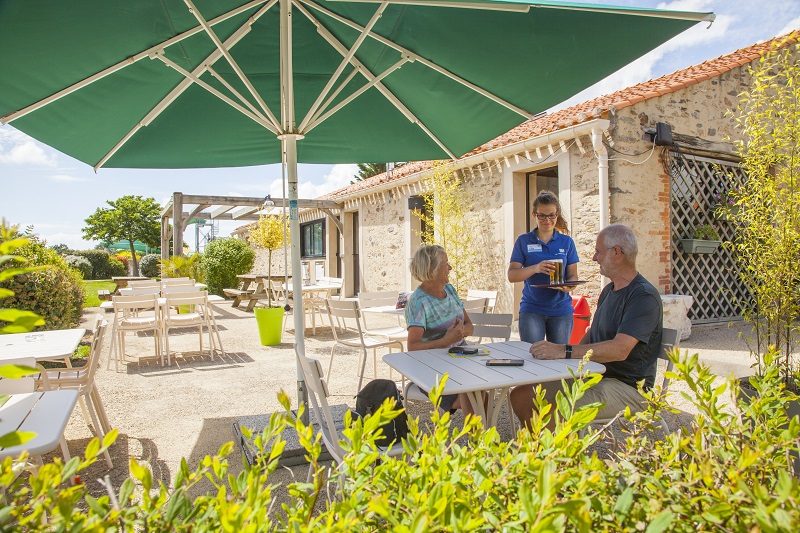 RCN-la-Ferme-du-Latois-camping-Vendee-aan-Atlantische-kust-terras