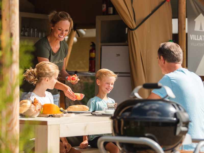 Terras Villatent - Le Petit Trianon, Glamping.nl