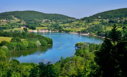 Slapen in een safaritent met uitzicht op Lac du Causse