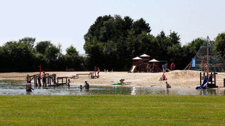 Zwemvijver met strand - De Fruithof, Glamping.nl