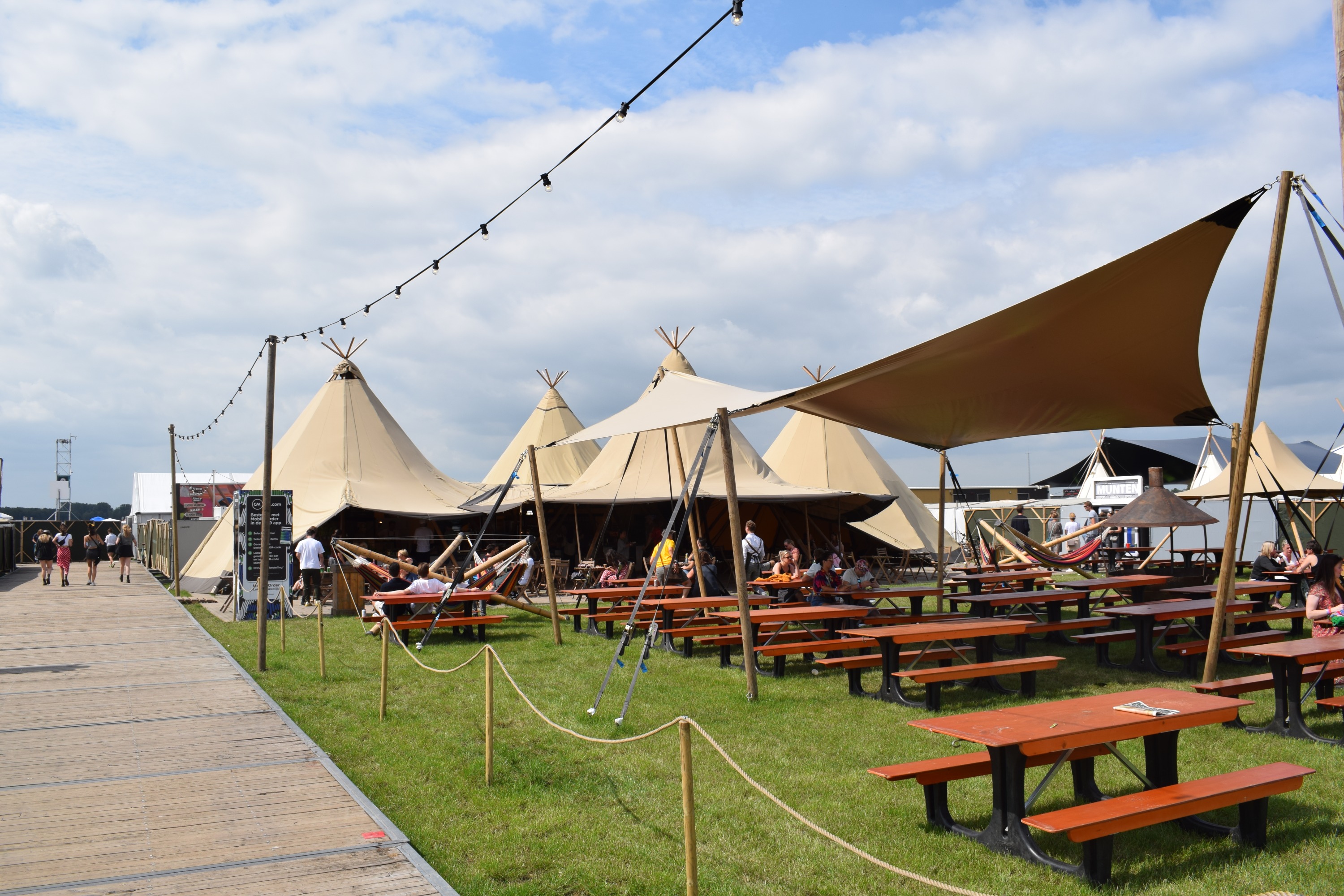 Gllampcamp Deluxe binnenplaats Campsolutions Lowlands