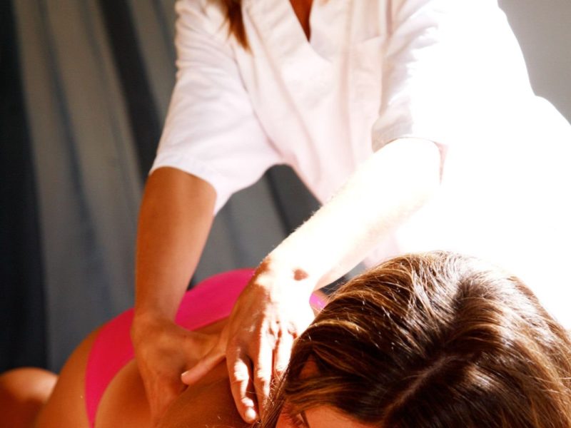 Vrouw krijgt massage op Centro Vacanze Isuledda via Glamping.nl - glampings met wellness
