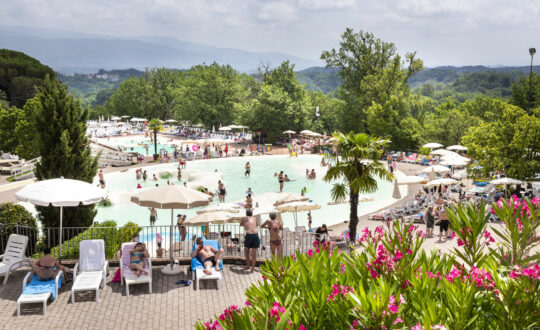 hu Norcenni Girasole village - Glamping.nl